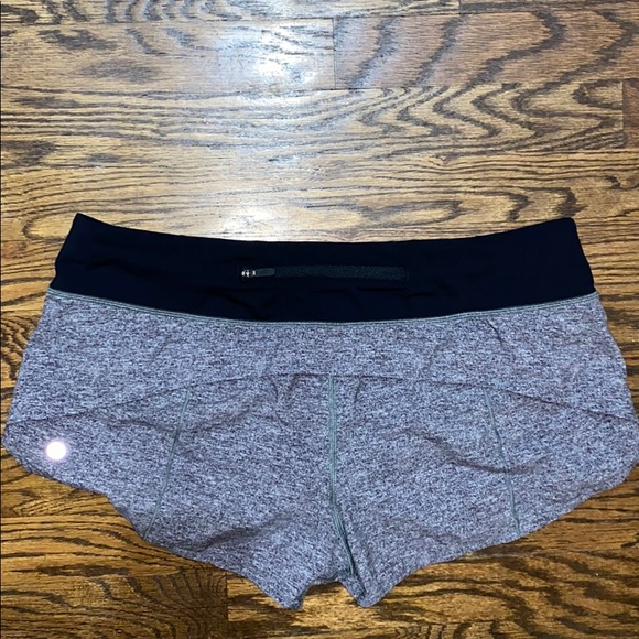 like new size 10 2.5 inch lululemon speed up short - Picture 2 of 3